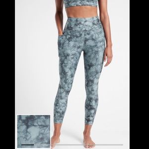 Athleta Salutation Stash 7/8 Tight - Small
